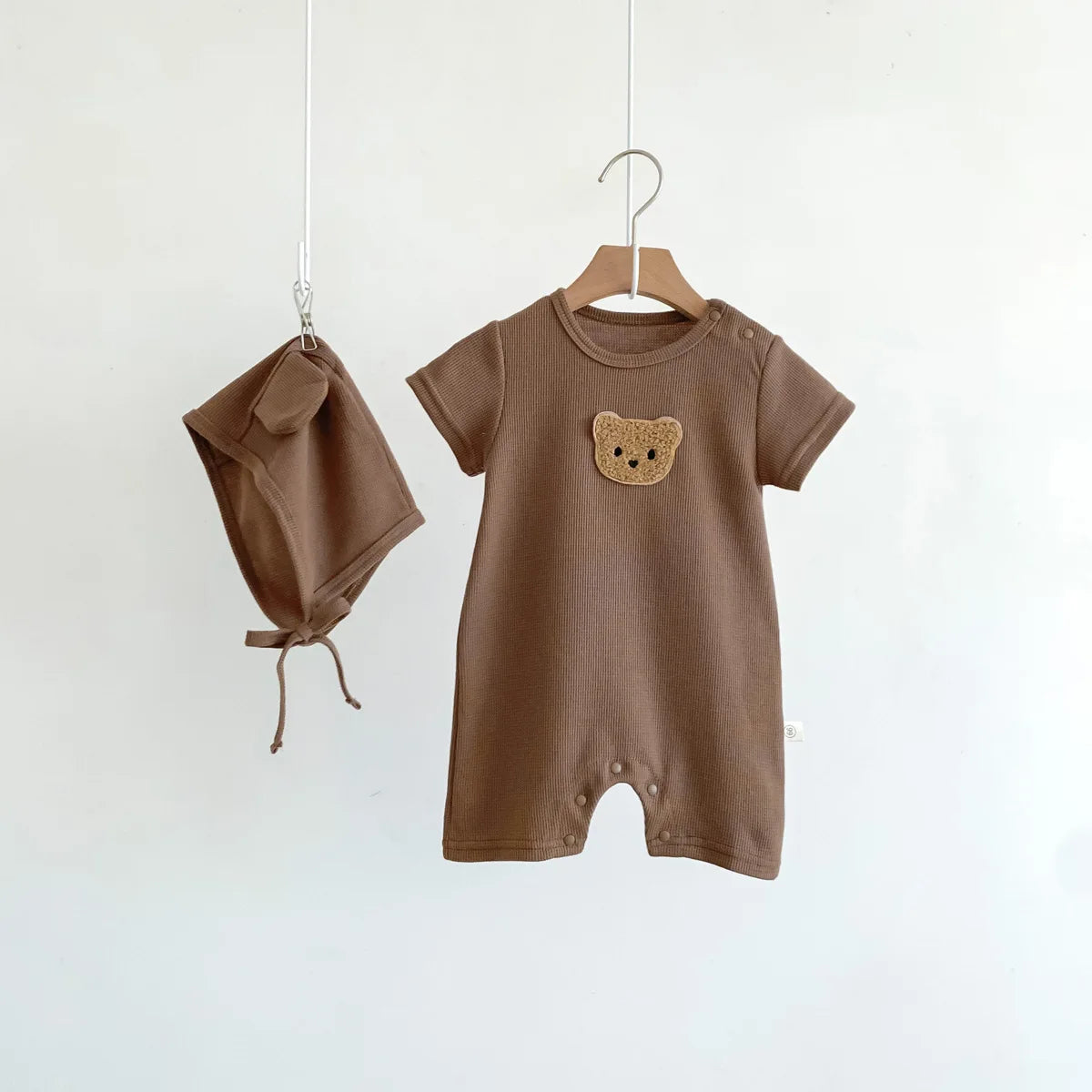 Jumpsuit en Coton avec Patch Ours et Bonnet à Oreilles – Douceur et Style pour Bébé