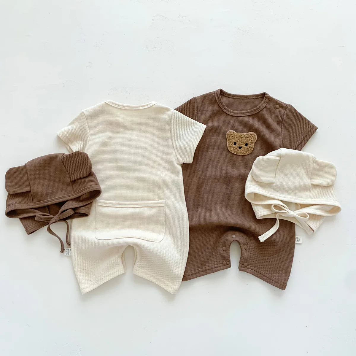 Jumpsuit en Coton avec Patch Ours et Bonnet à Oreilles – Douceur et Style pour Bébé