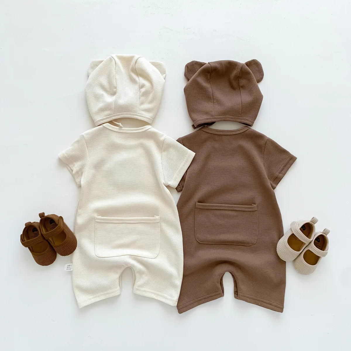 Jumpsuit en Coton avec Patch Ours et Bonnet à Oreilles – Douceur et Style pour Bébé